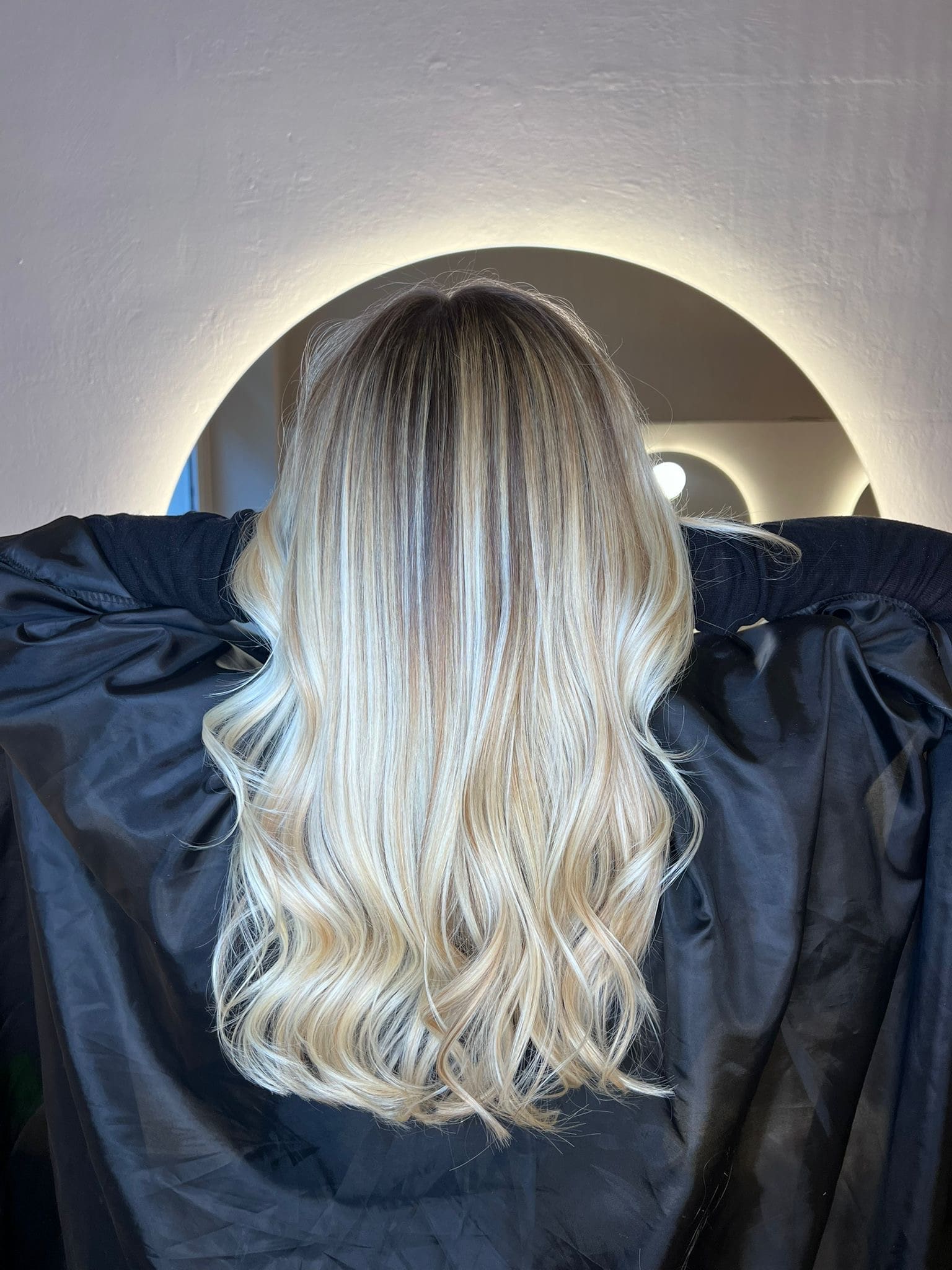 Blond lumineux réalisé par Pure Beauté, coiffeur coloriste à Nice