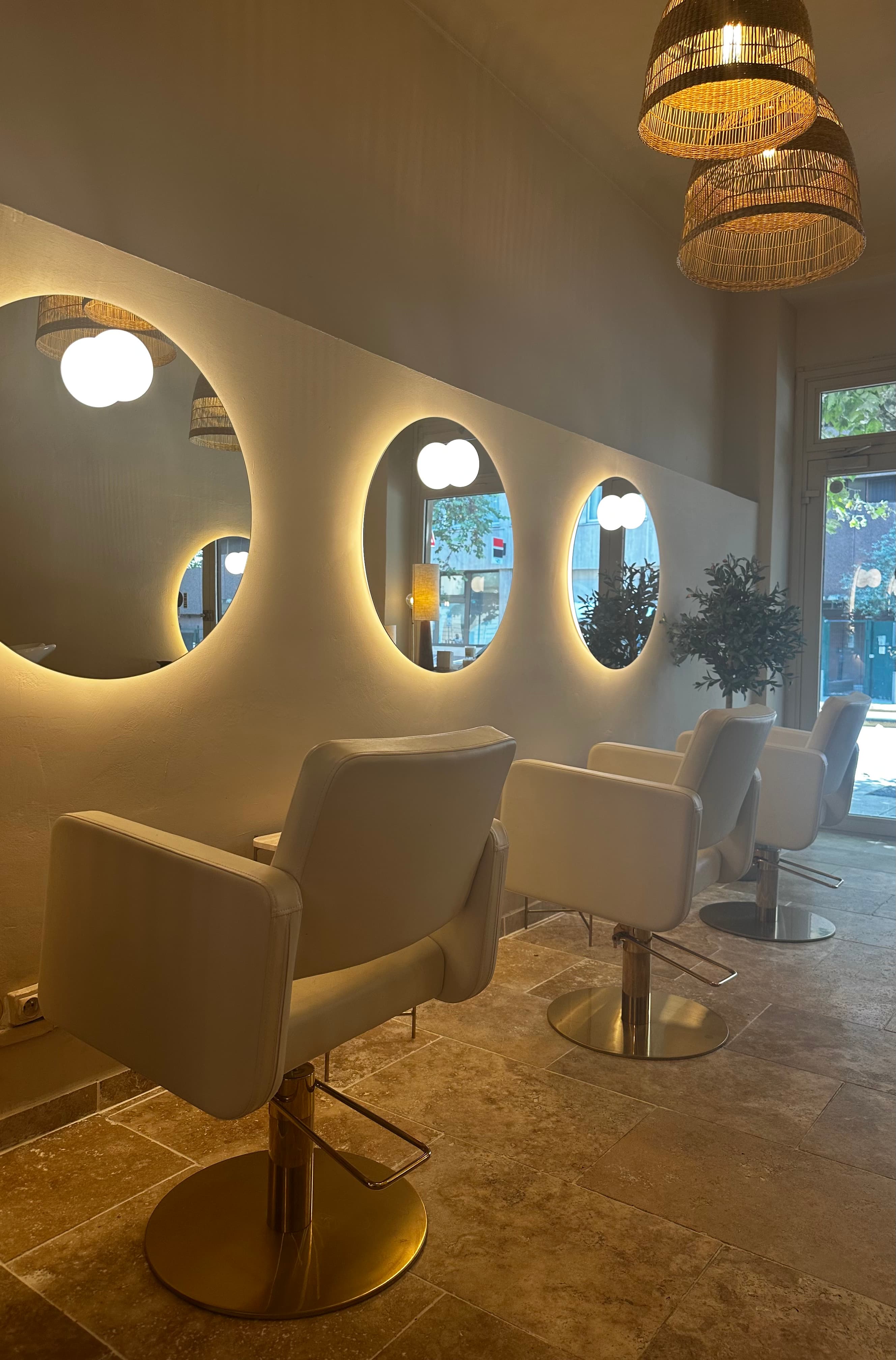 Entrée du salon de coiffure - Ambiance chaleureuse et moderne
