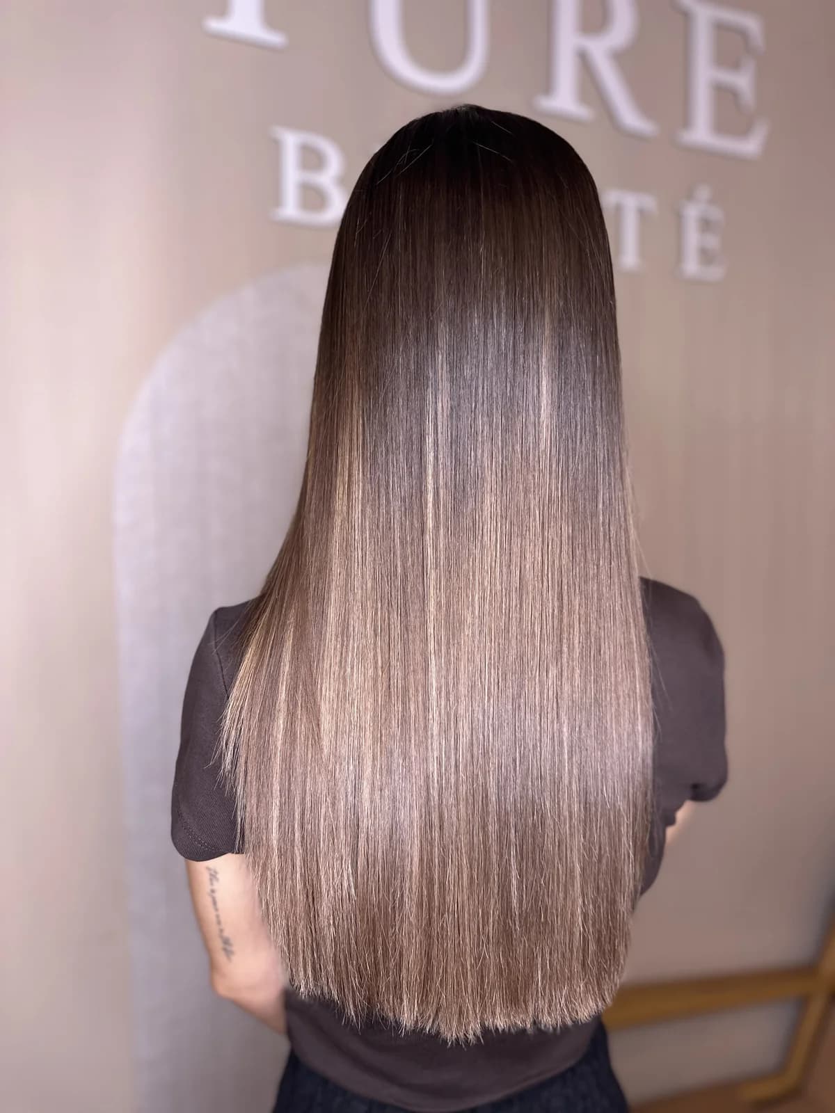 Cheveux longs photographiés après un lissage au tanin aux protéines de soie chez Pure Beauté à Nice