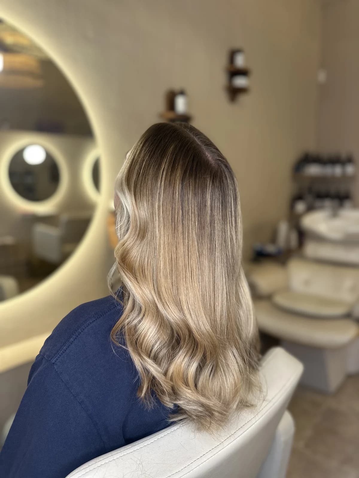 Après balayage Air Touch sur base blond foncé : blond lumineux effet retour de plage à Nice