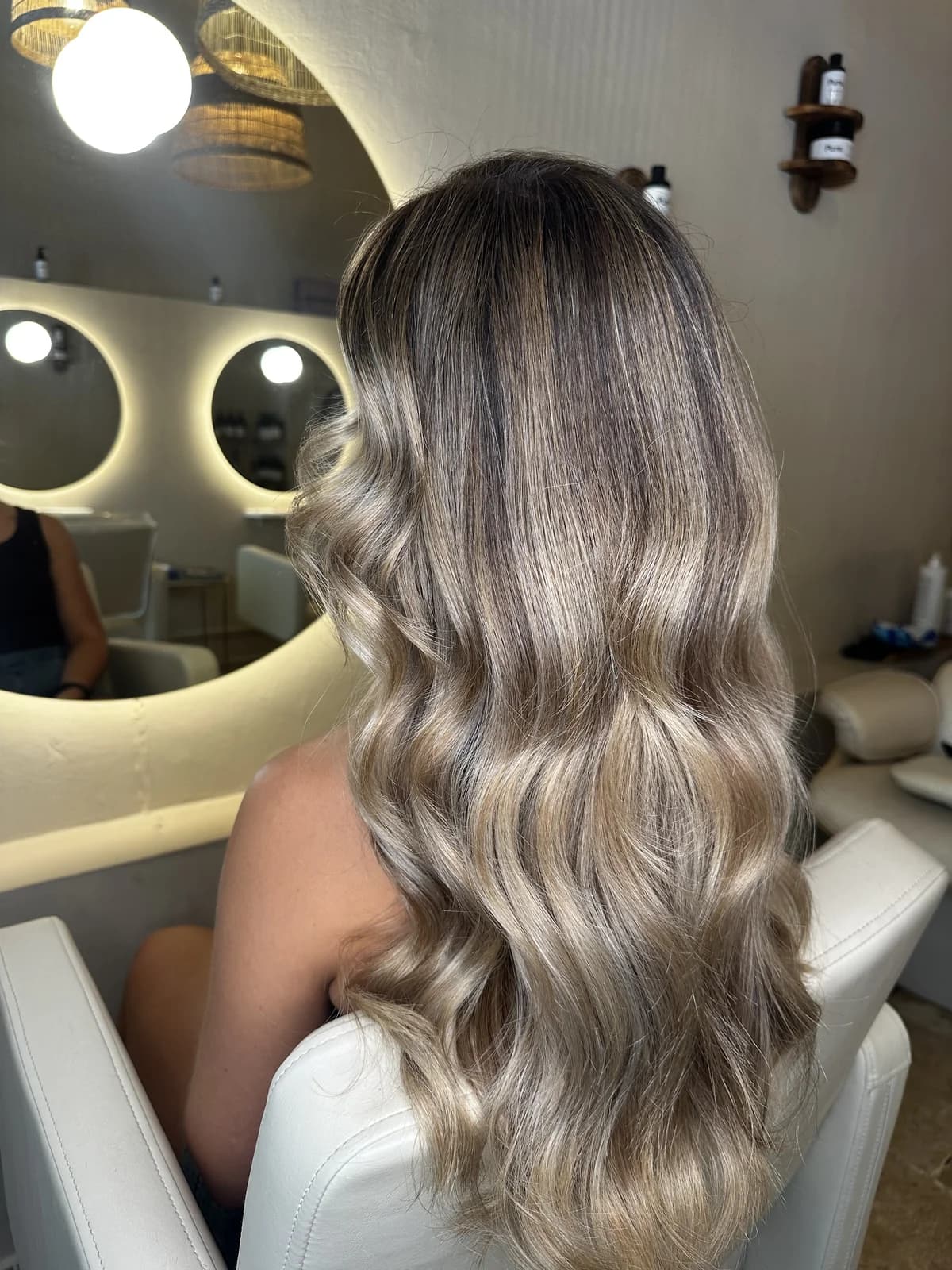 Après blond polaire lumineux et patine froide sur cheveux longs chez Pure Beauté à Nice
