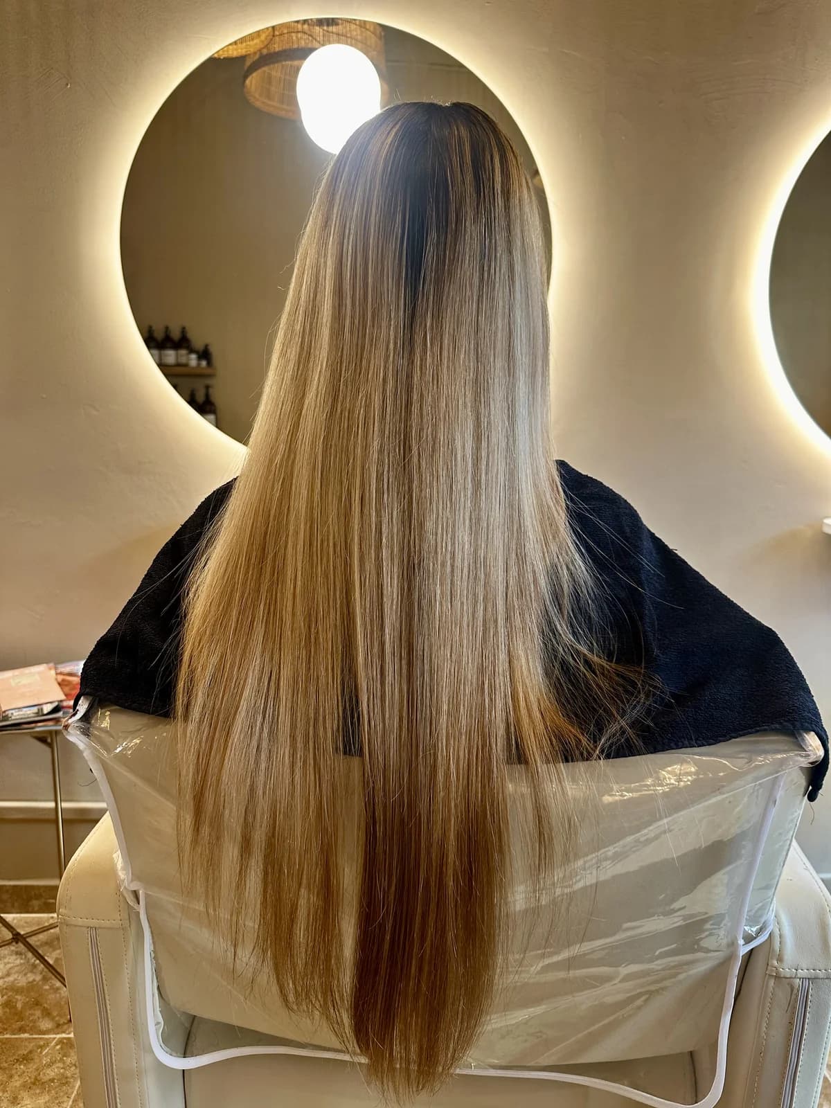 Avant Hair Touch et double patine : cheveux longs blonds jaunis avec démarcation en racines à Nice